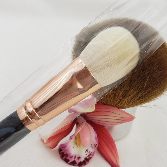 Morphe R10 Deluxe Tapered Powder Brush - Picture 6 of 8